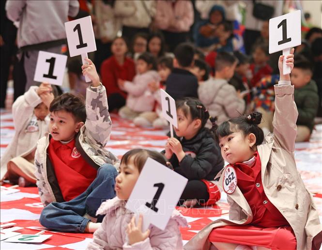 Với khả năng song ngữ vượt trội, các bé tự tin đưa ra đáp án của mình trong vòng thi về đích với hình thức loại trực tiếp. Ảnh: Thanh Tùng - TTXVN